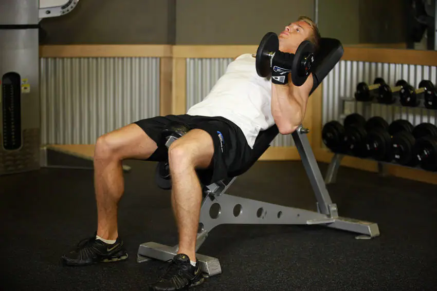 Alternate Incline Dumbbell Curl — posisi awal
