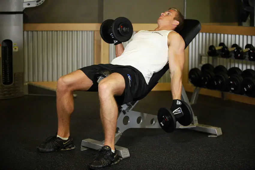 Alternate Incline Dumbbell Curl — posisi akhir