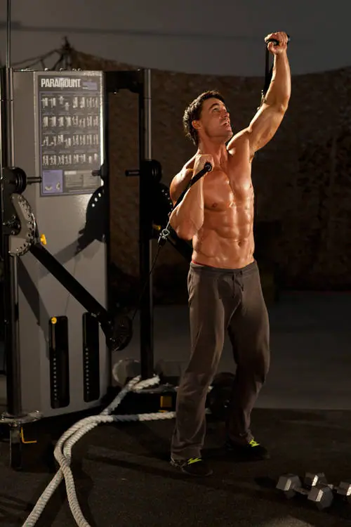 Alternating Cable Shoulder Press — posisi akhir
