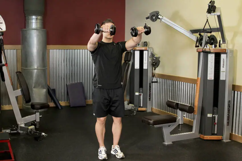 Alternating Deltoid Raise — posisi akhir