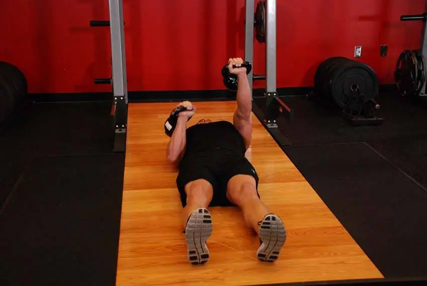 Alternating Floor Press — posisi akhir