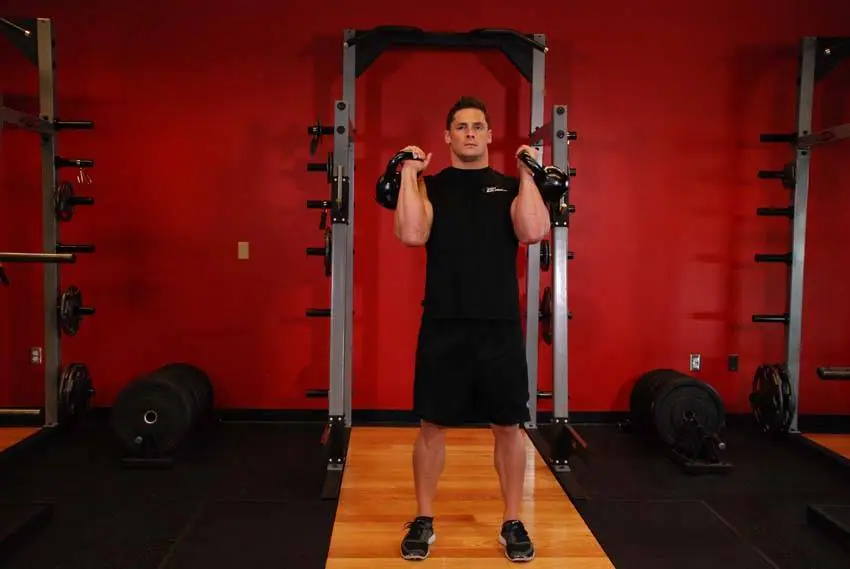 Alternating Kettlebell Press — posisi awal