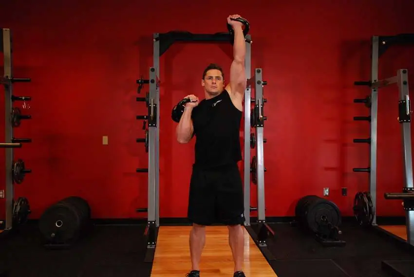 Alternating Kettlebell Press — posisi akhir