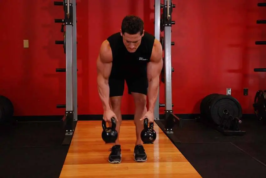 Alternating Kettlebell Row — posisi awal