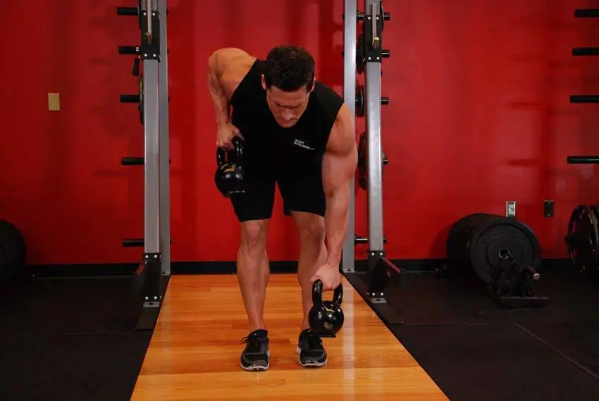 Alternating Kettlebell Row — posisi akhir
