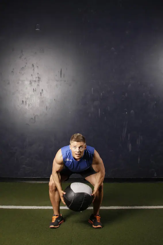 Backward Medicine Ball Throw — posisi awal