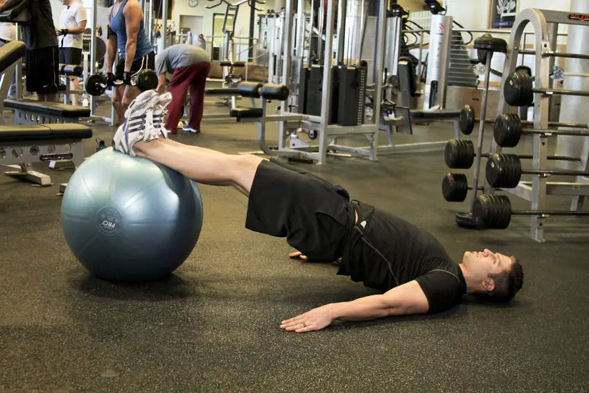 Ball Leg Curl — posisi awal