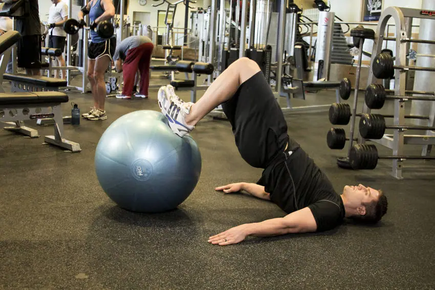 Ball Leg Curl — posisi akhir