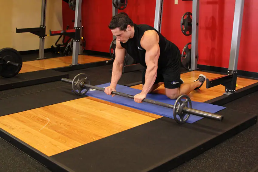 Barbell Ab Rollout - On Knees — posisi awal