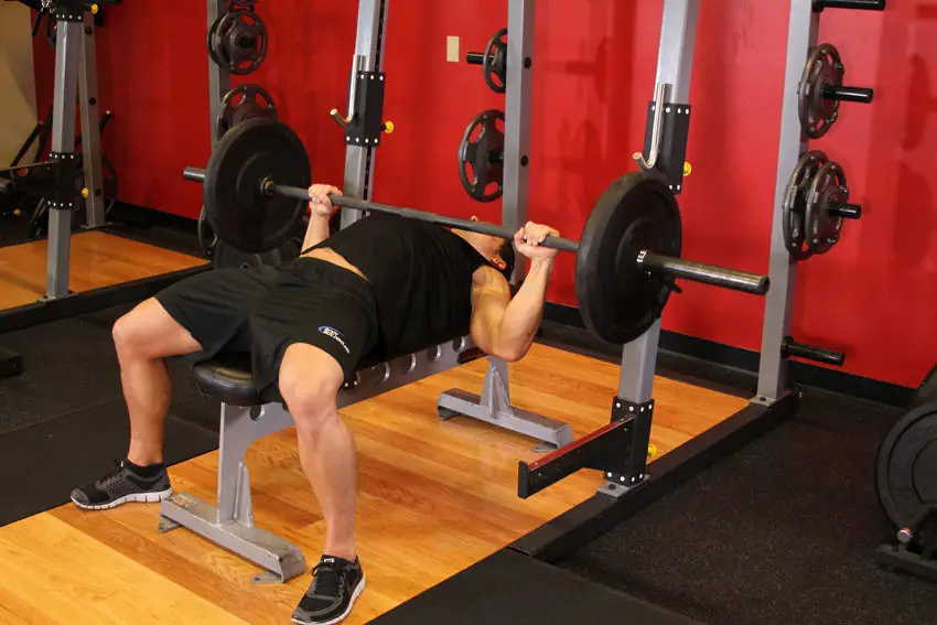 Barbell Bench Press - Medium Grip — posisi akhir
