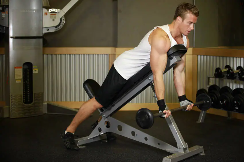 Barbell Curls Lying Against An Incline — posisi awal