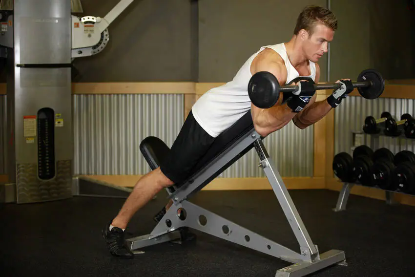 Barbell Curls Lying Against An Incline — posisi akhir