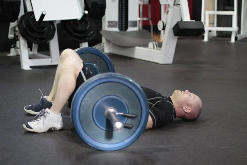Barbell Glute Bridge — posisi awal