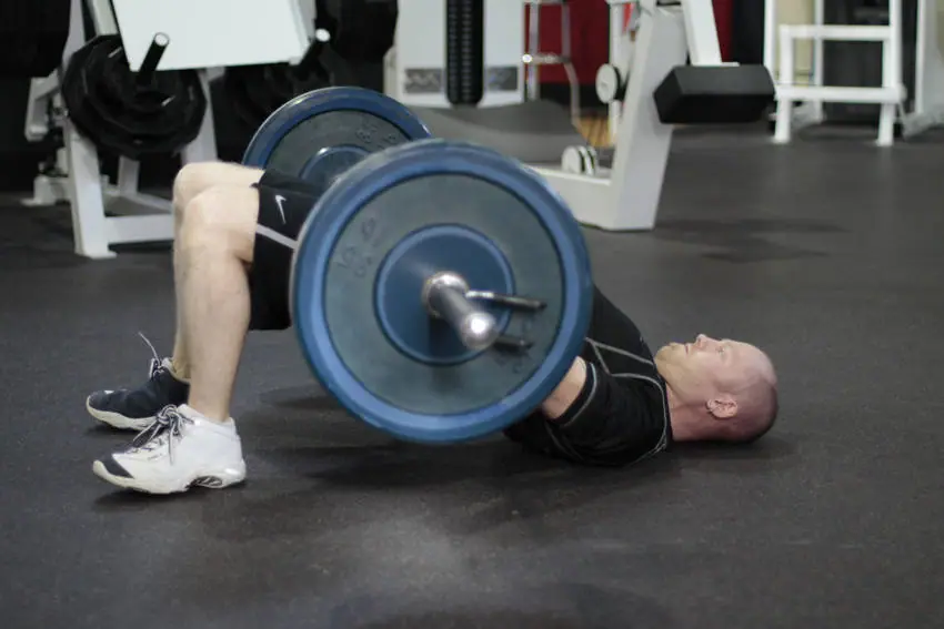 Barbell Glute Bridge — posisi akhir
