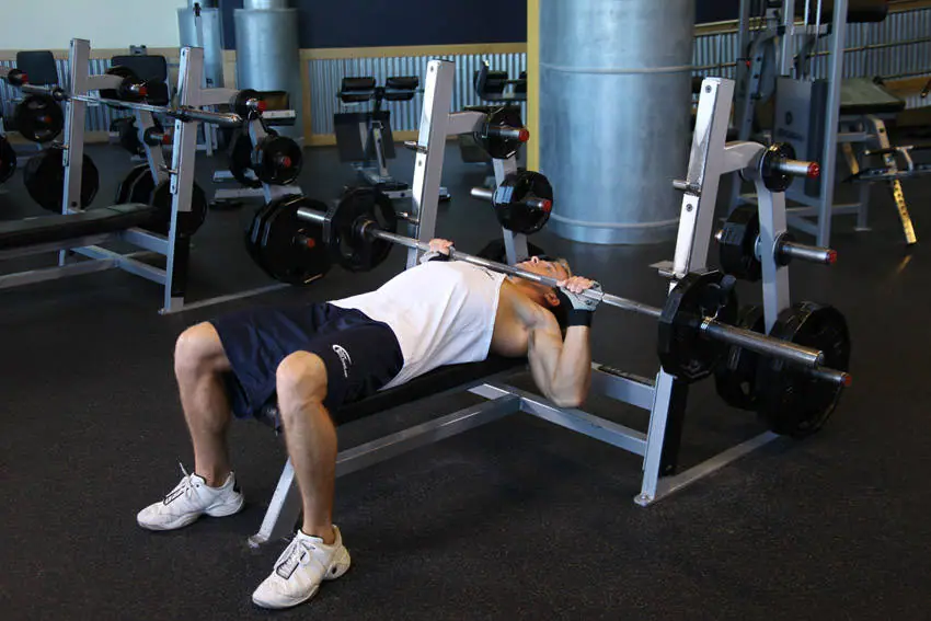 Barbell Guillotine Bench Press — posisi akhir