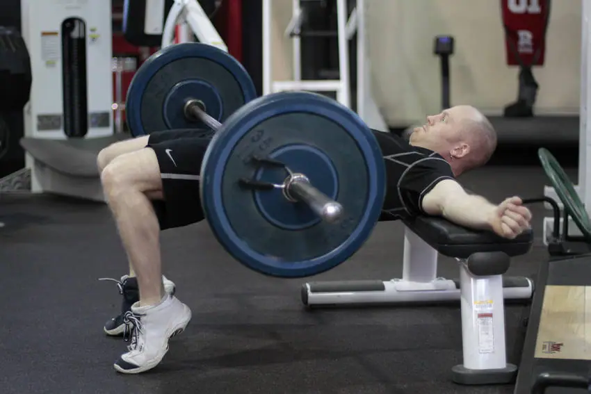 Barbell Hip Thrust — posisi akhir
