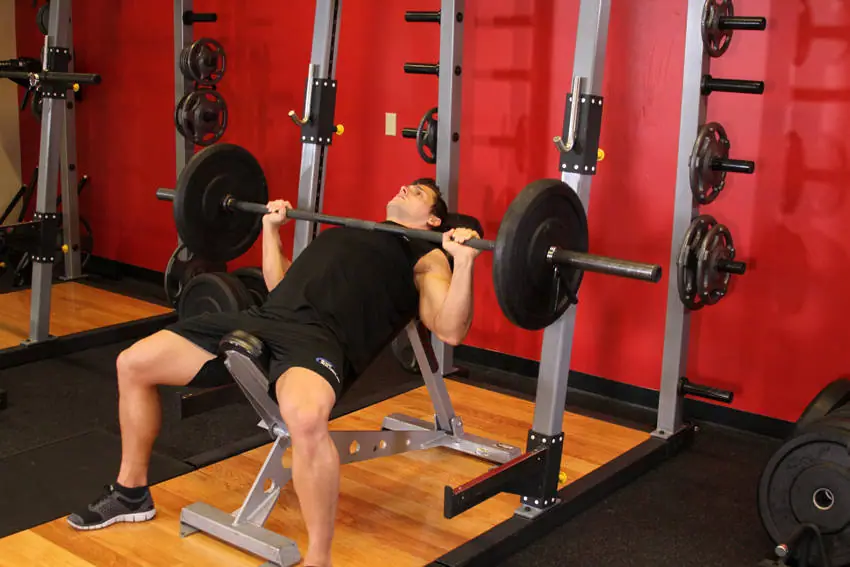 Barbell Incline Bench Press - Medium Grip — posisi akhir