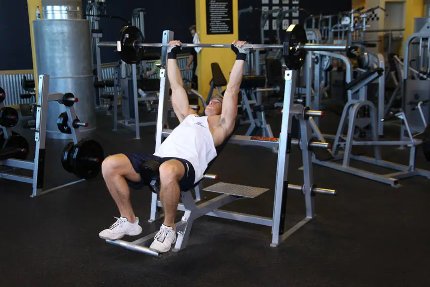 Barbell Incline Shoulder Raise — posisi awal