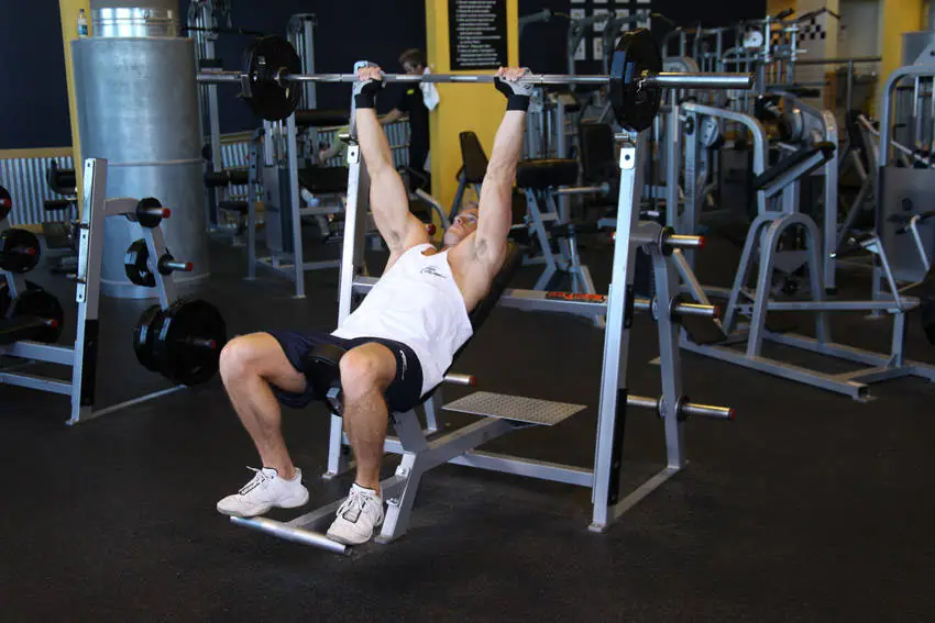 Barbell Incline Shoulder Raise — posisi akhir