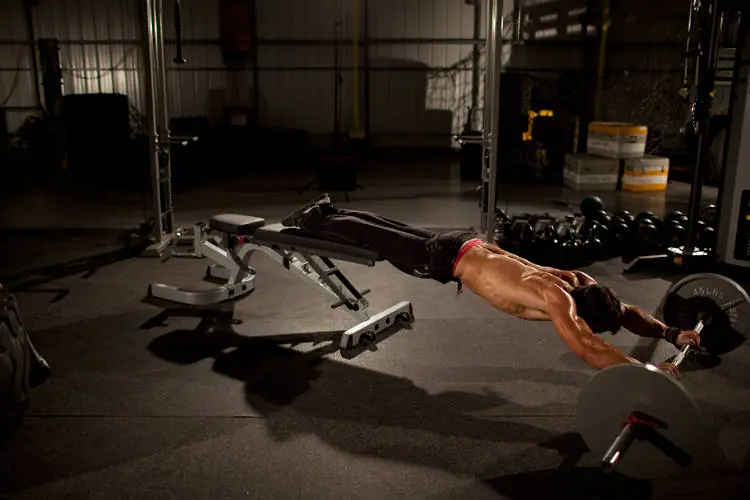 Barbell Rollout from Bench — posisi akhir