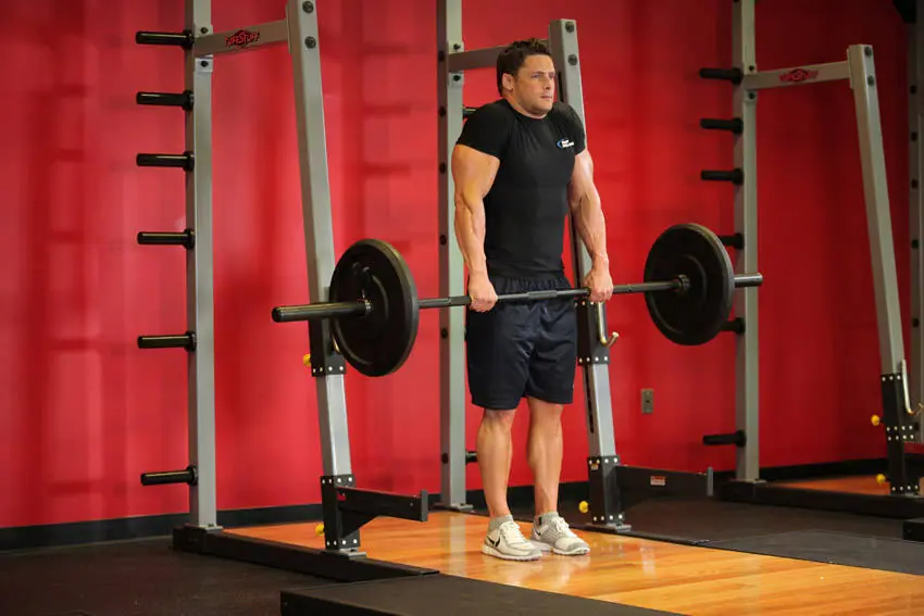 Barbell Shrug — posisi akhir