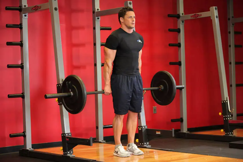 Barbell Shrug Behind The Back — posisi awal