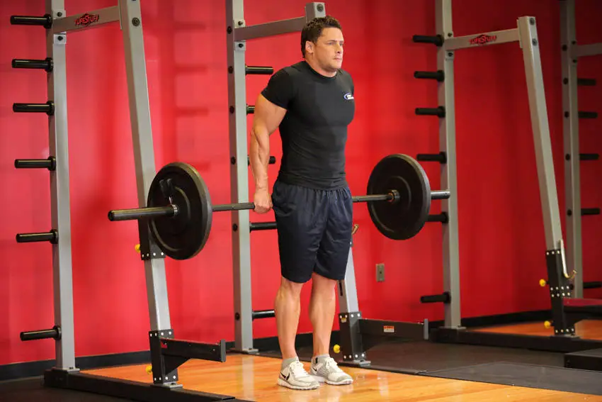 Barbell Shrug Behind The Back — posisi akhir