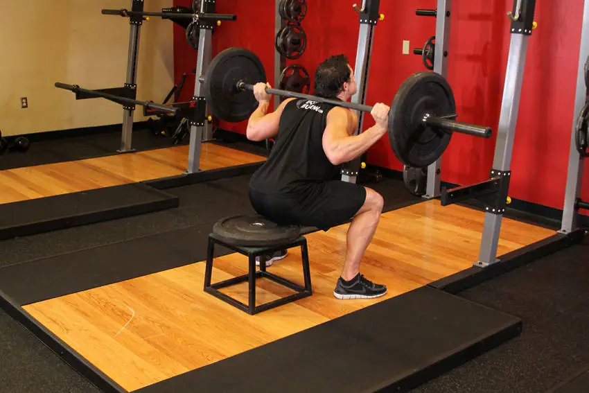 Barbell Squat To A Bench — posisi akhir