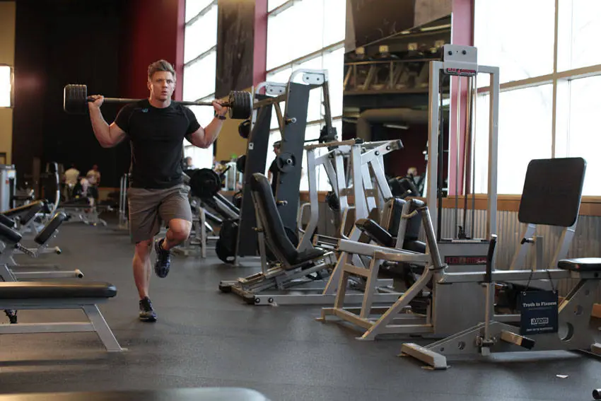 Barbell Walking Lunge — posisi awal
