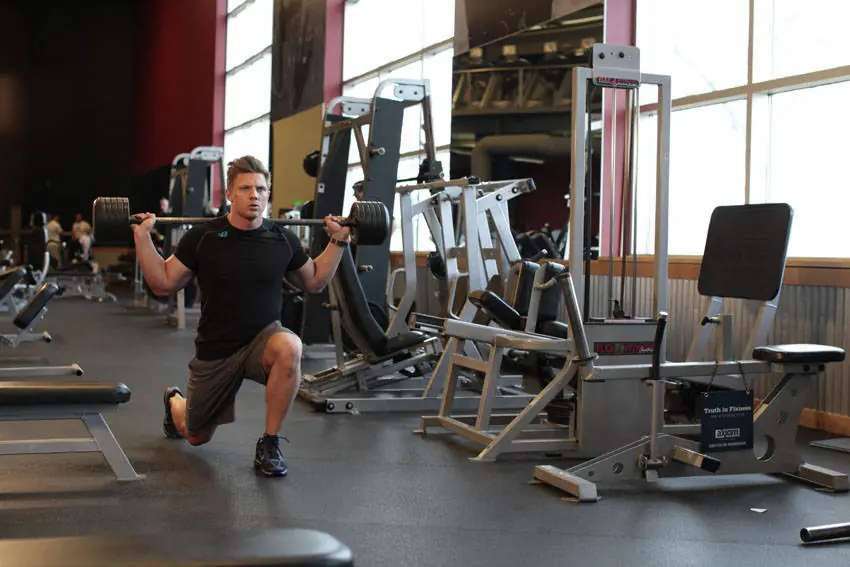 Barbell Walking Lunge — posisi akhir