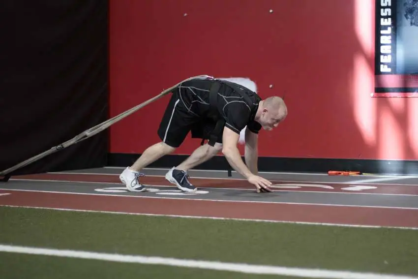 Bear Crawl Sled Drags — posisi awal