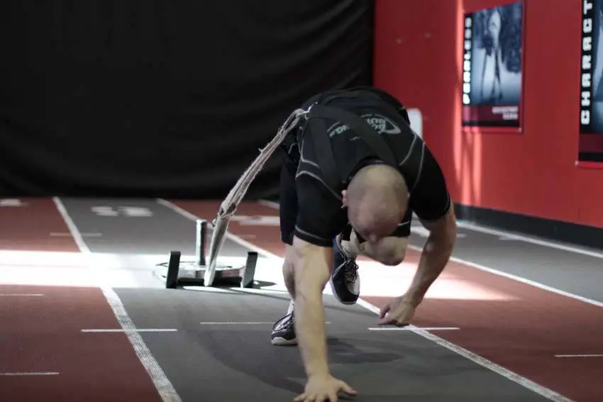 Bear Crawl Sled Drags — posisi akhir