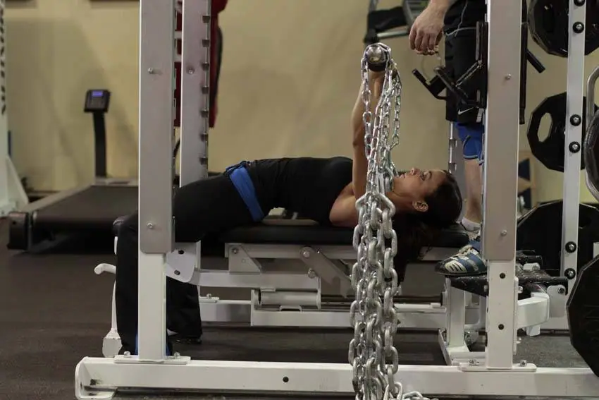 Bench Press with Chains — posisi akhir