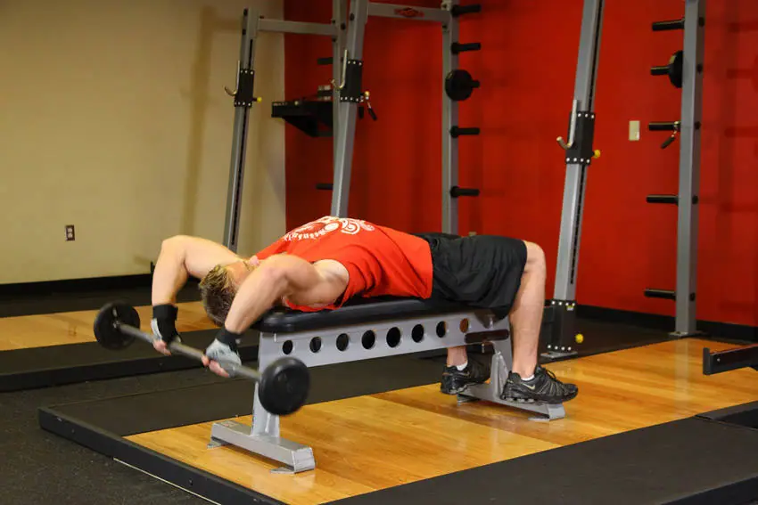 Bent-Arm Barbell Pullover — posisi awal