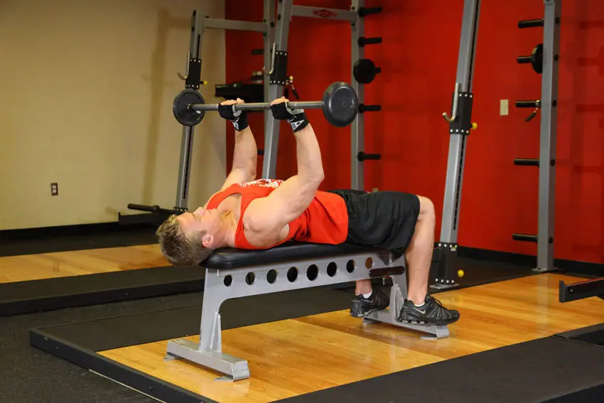 Bent-Arm Barbell Pullover — posisi akhir