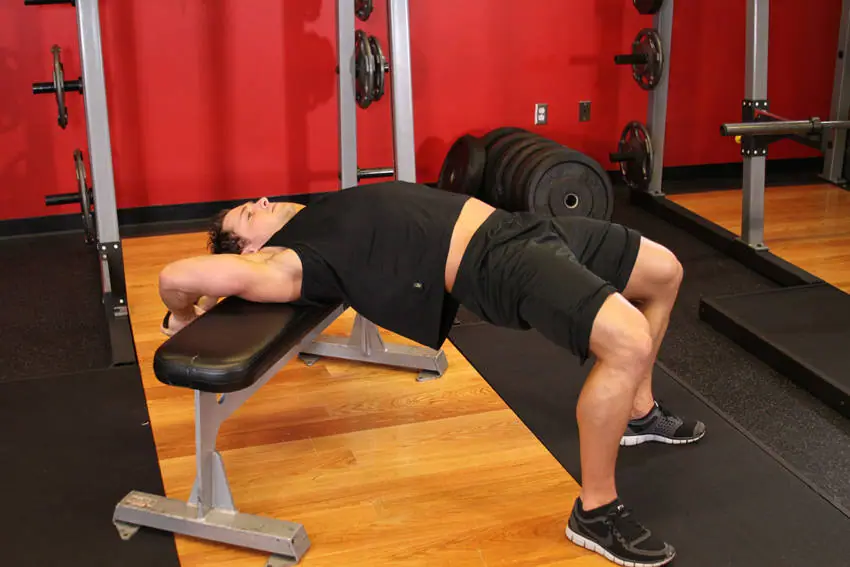 Bent-Arm Dumbbell Pullover — posisi akhir