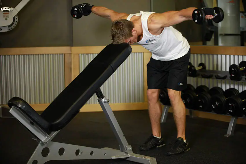 Bent Over Dumbbell Rear Delt Raise With Head On Bench — posisi akhir