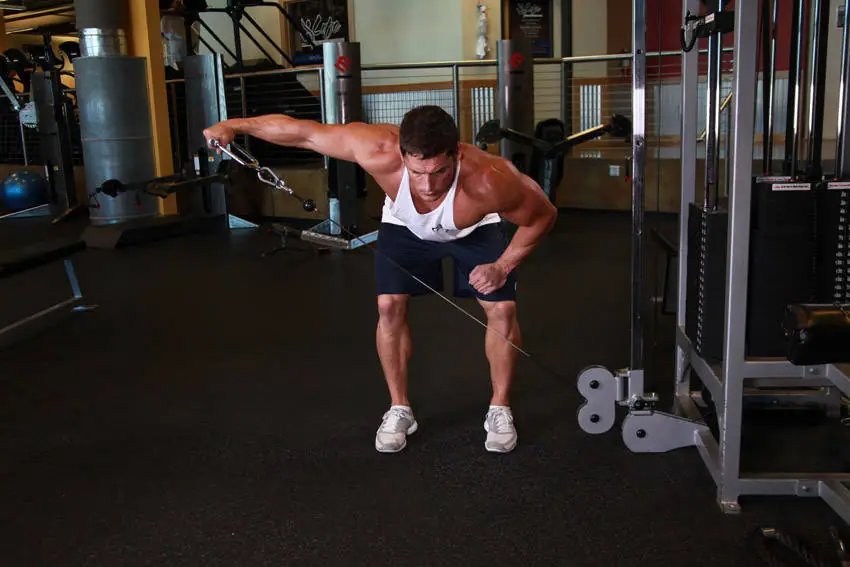 Bent Over Low-Pulley Side Lateral — posisi akhir