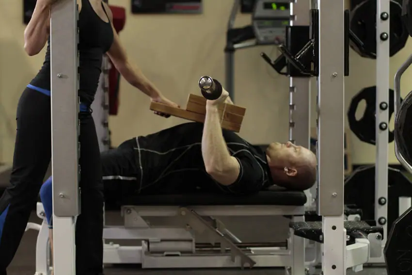 Board Press — posisi akhir
