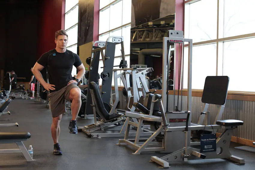 Bodyweight Walking Lunge — posisi awal