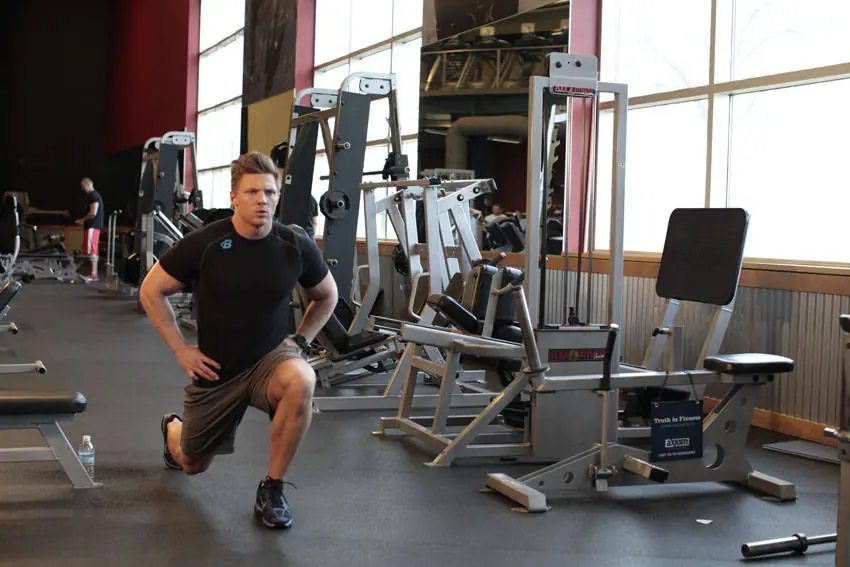 Bodyweight Walking Lunge — posisi akhir