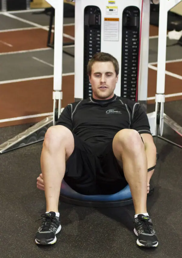 Bosu Ball Cable Crunch With Side Bends — posisi awal