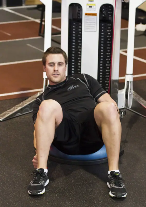 Bosu Ball Cable Crunch With Side Bends — posisi akhir