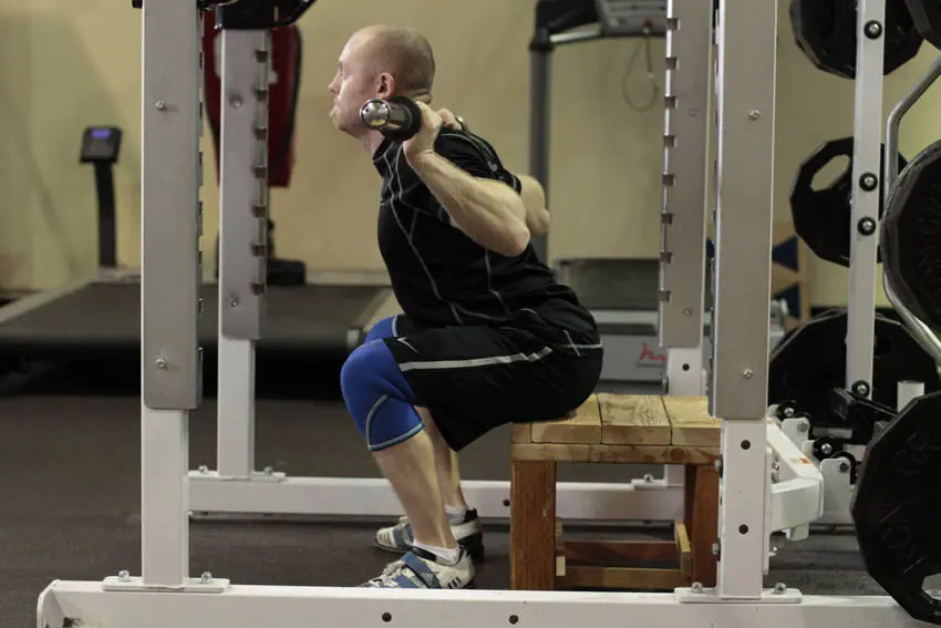Box Squat — posisi akhir