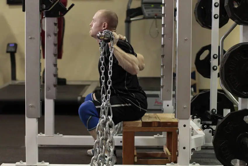 Box Squat with Chains — posisi akhir