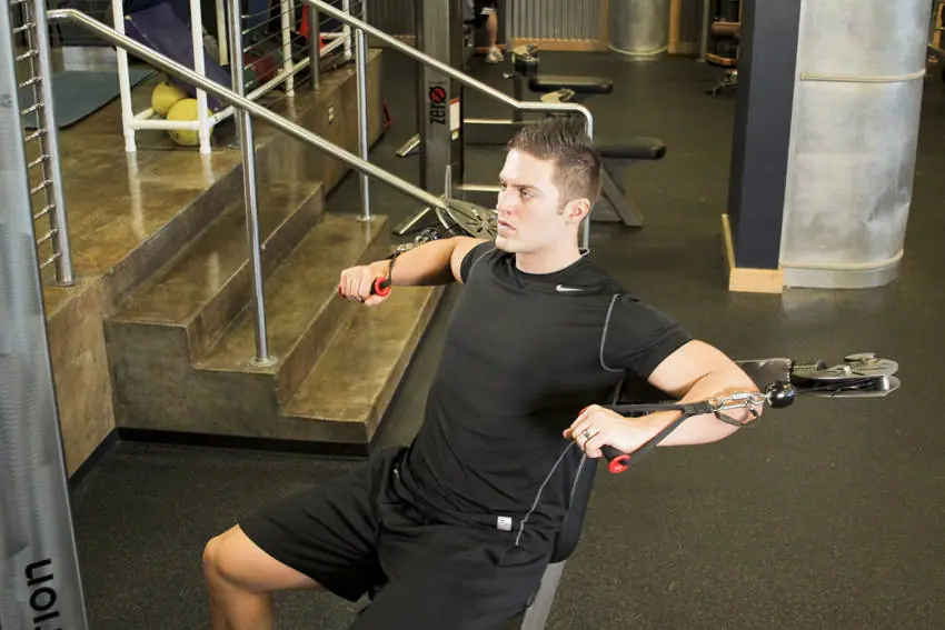 Cable Chest Press — posisi awal