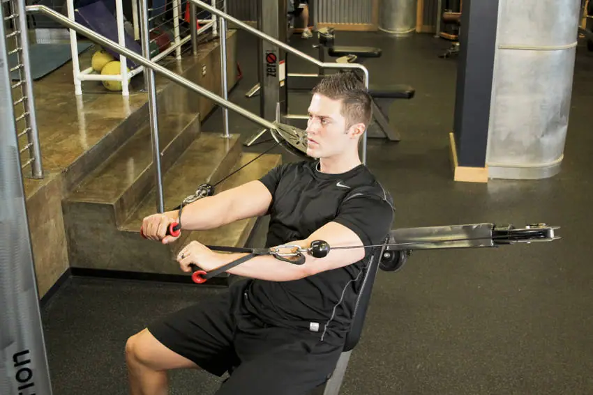 Cable Chest Press — posisi akhir