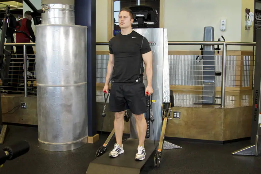 Cable Deadlifts — posisi akhir