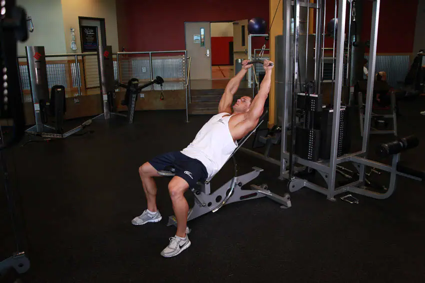 Cable Incline Pushdown — posisi awal