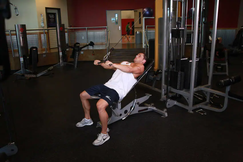 Cable Incline Pushdown — posisi akhir
